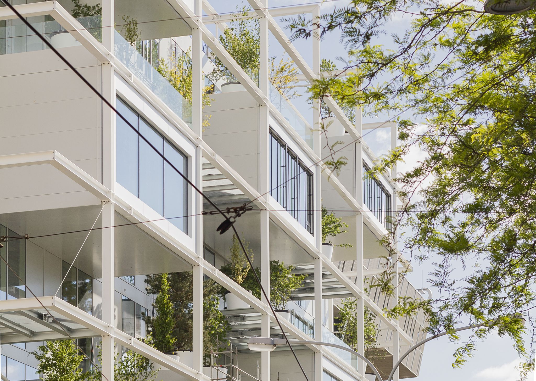 the façade had an aim to providing coolness to the outlet while helping the climate in Vienna remain stable